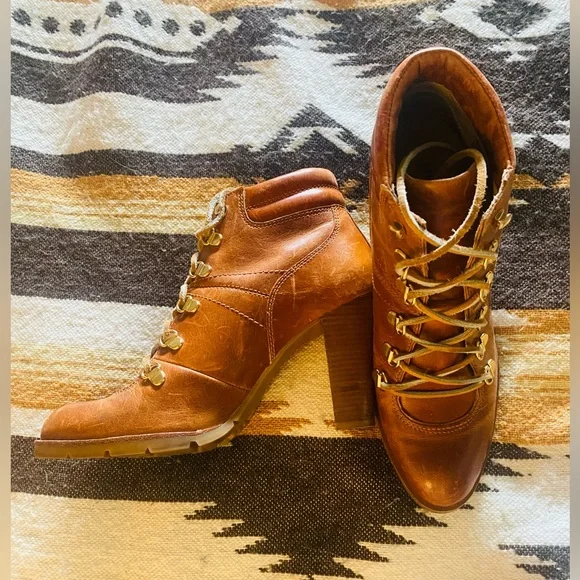 Michael Kors size 9 Leather Lace-Up Heeled Boots 👢 - Picture 3 of 9